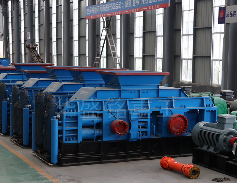數(shù)控全自動全液壓對輥制砂機多少錢？如何選擇制砂設備廠家？